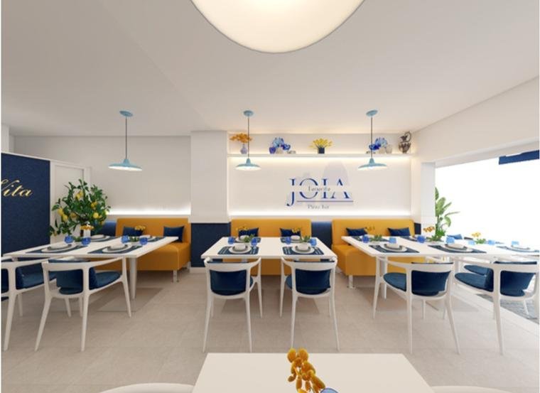 Interni JOIA con sedute blu, tavoli chiari e dettagli mediterranei